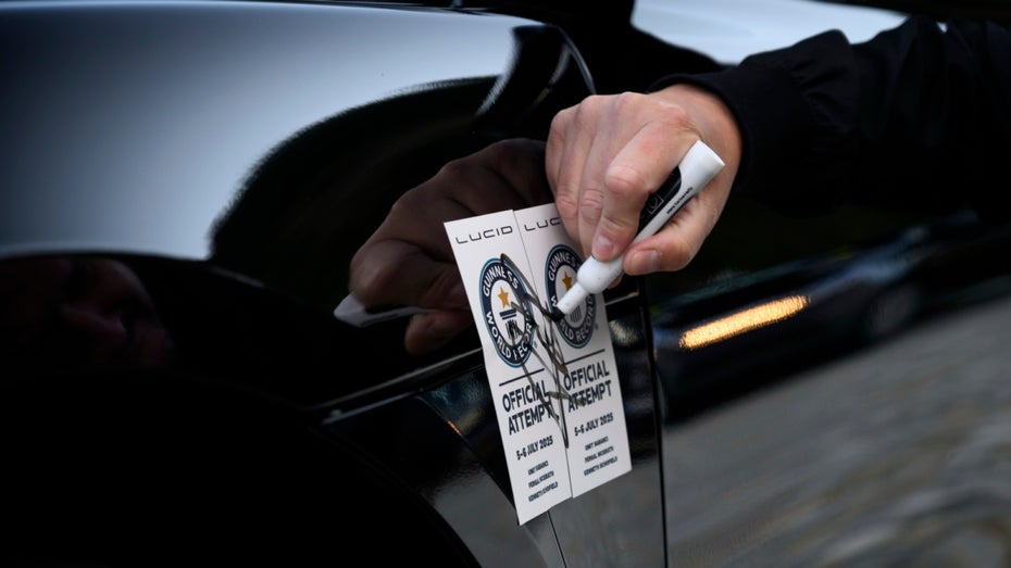Neuer Reichweiten-Rekord: Lucid lässt Mercedes hinter sich und landet im Guinness-Buch Neuer Reichweiten-Rekord: Lucid lässt Mercedes hinter sich und landet im Guinness-Buch