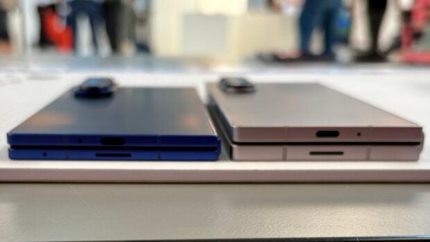 Zwei Smartphones liegen nebeneinander.