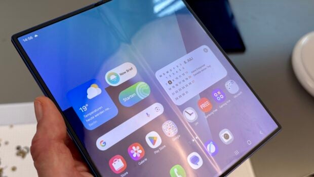 Eine Hand hält ein faltbares Smartphone.