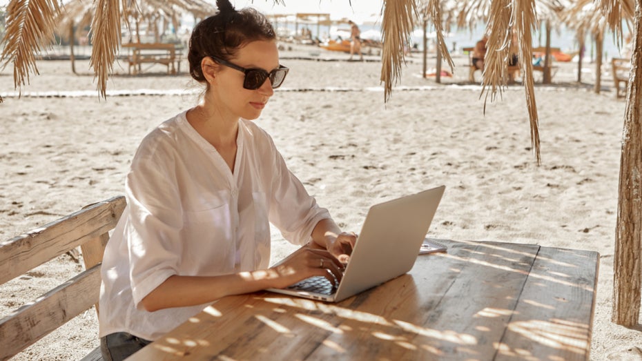 Im Sommer am PC oder Laptop arbeiten? Diese 4 Tipps solltet ihr dabei beachten