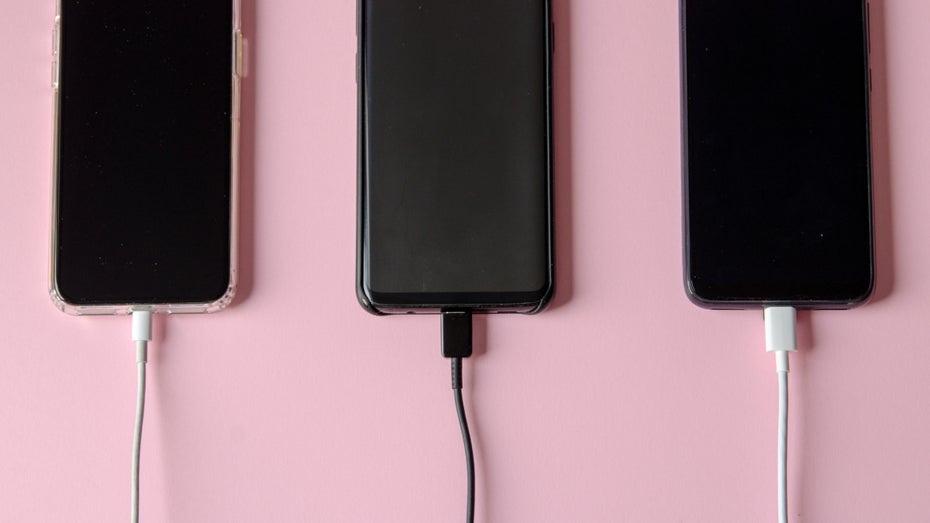 Wer lebt am längsten? Die EU informiert jetzt darüber, wie viele Ladezyklen Smartphones durchhalten, bevor sie an Leistung verlieren. (Foto: OlgaKan/Shutterstock) Smartphone-Akkus im Check: Diese Modelle halten länger, als du denkst