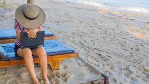 Urlaub mit Diensthandy: Warum Deutsche selbst am Strand nicht abschalten können Urlaub mit Diensthandy: Warum Deutsche selbst am Strand nicht abschalten können