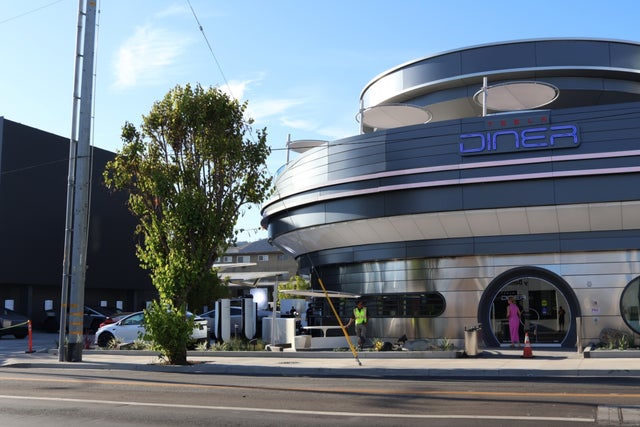 Diners Erste Tesla Diner in Hollywood: Erste Bilder zeigen Elon Musks Fast Food Vision