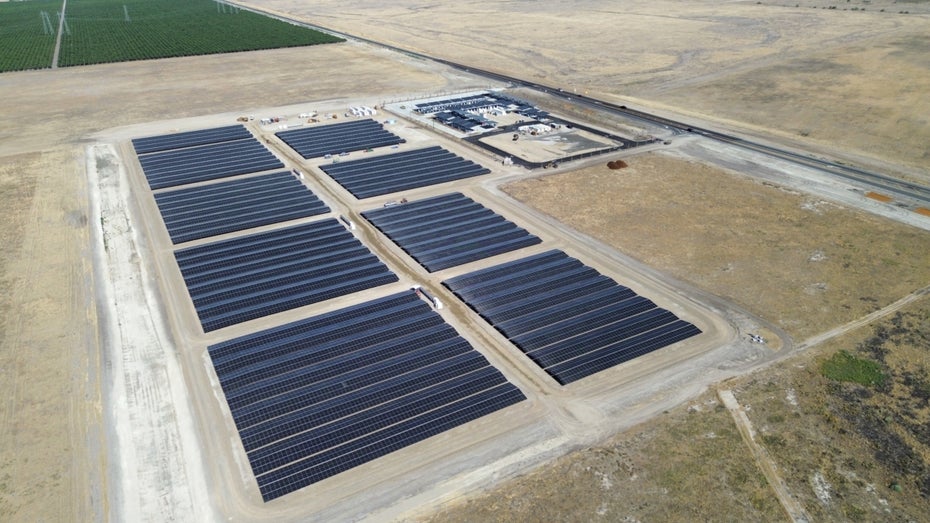 Tesla Oasis: Dieser Supercharger braucht kein Stromnetz Tesla Oasis: Dieser Supercharger braucht kein Stromnetz