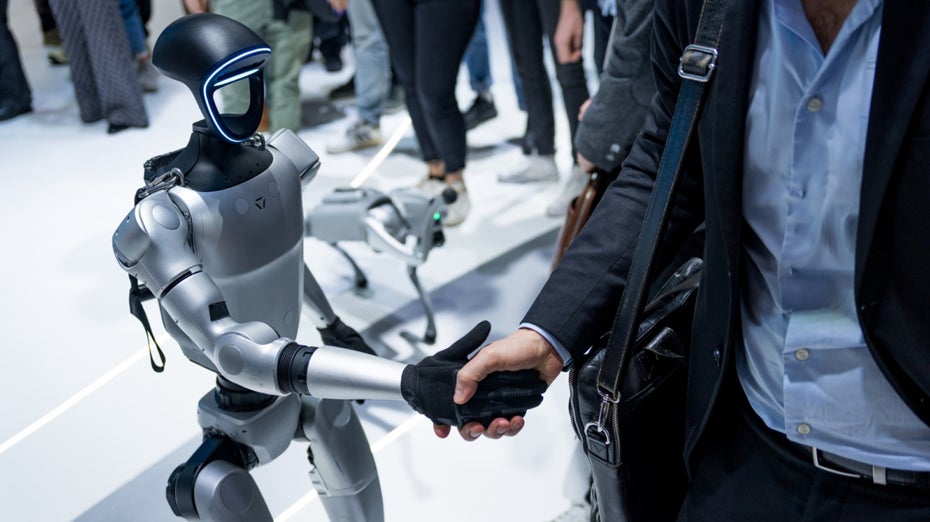 Human versus AI: How humanoid robots learn to fold laundry