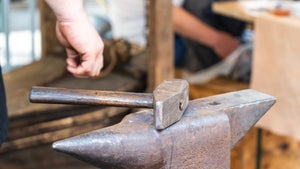 Amazon-Protest mit Ambossen: Tiktoker nutzt Rückgaberecht für fragwürdige Aktion