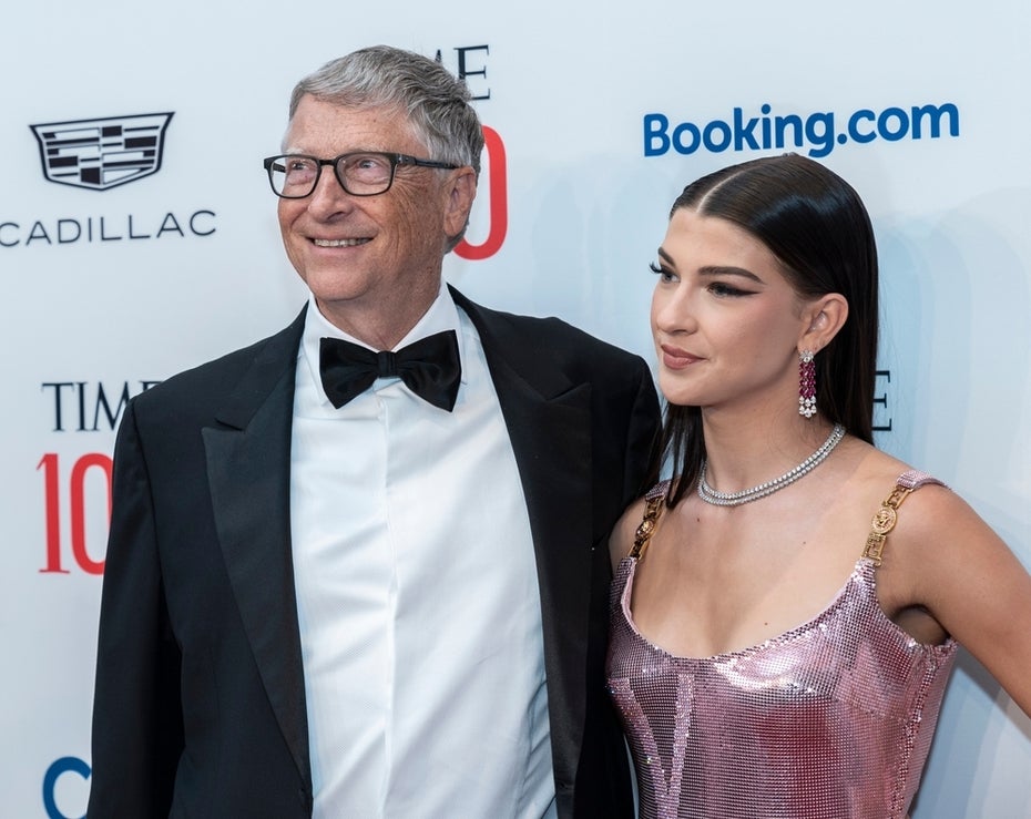 KI-App Phia: Warum Bill Gates einen Tag im Kundenservice des Booking ...