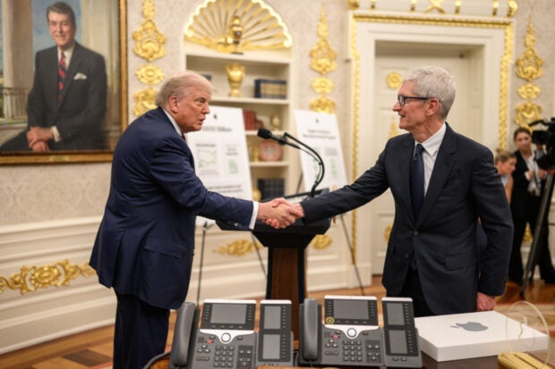 US-Präsident Donald Trump und Apple-CEO Tim Cook schütteln sich im Weißen Haus die Hände.