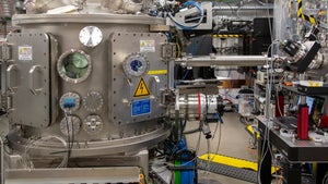 „Warmes Eis” wie auf Titan: Forscher pressen Wasser bei 20.000-fachem Druck