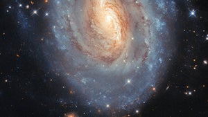 Galaktischer Schnappschuss: Hubble fängt Sternengenerationen und einen blinden Passagier ein