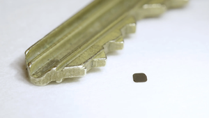 Mit diesem Retina-Implantat können Erblindete wieder Kreuzworträtsel lösen