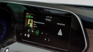 Streaming-Dienste per Swipe wechseln: Google testet neue Android-Auto-Funktion