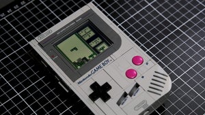 Lego Game Boy wird echt: Bastlerin baut funktionierende Konsole mit originalen Spielmodulen