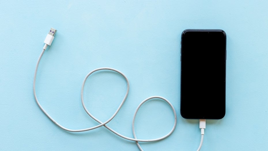 Erster Smartphone-Hersteller liefert keine USB-Kabel mehr mit – folgen bald weitere?