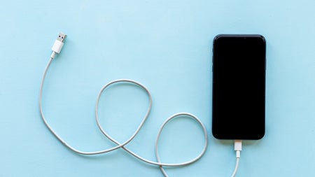 Erster Smartphone-Hersteller liefert keine USB-Kabel mehr mit - folgen bald weitere?