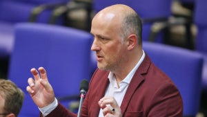 Mensch oder Maschine? Grünen-Politiker fordert Kennzeichnung von KI-generierten Büchern