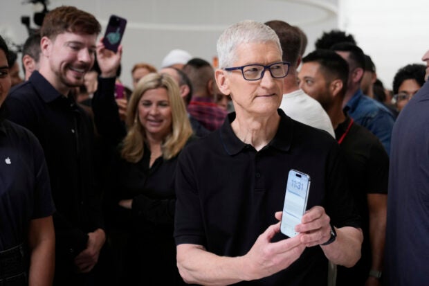 Tim Cook steht in einer Menschenmenge und präsentiert das neue iPhone Air.
