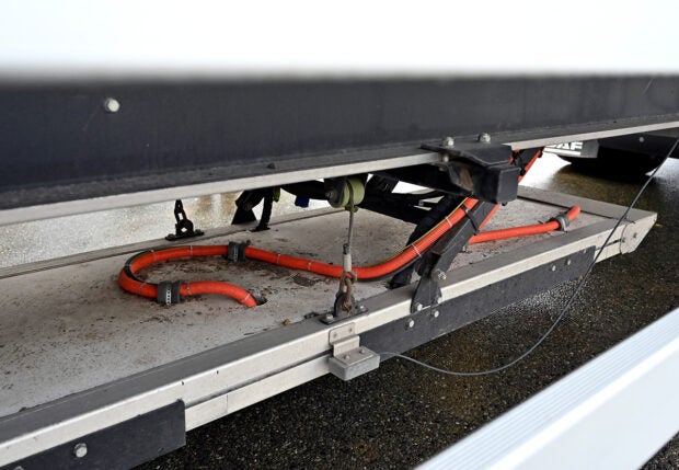 Gegenspule für induktives Laden unter einem Lastwagen (Bild: FAU/FAU/Harald Sippel)