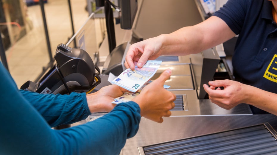 Neue EU-Regeln: Bargeld im Supermarkt abheben und besserer Schutz vor Online-Betrug