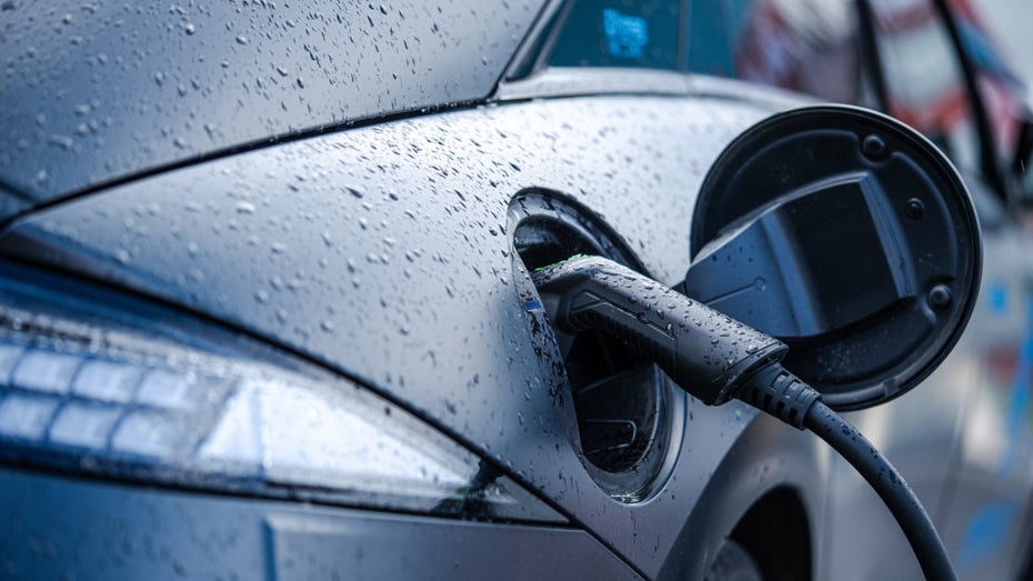Nicht nur fürs Fahrzeug wird es gefährlich: Was beim Einsatz von billigen E-Auto-Ladekabeln droht