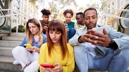 Gute Vorsätze: Warum die Generation Z 2026 weniger am Smartphone sein will