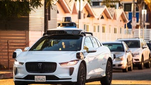 Chaos auf der Schiene: Waymo-Taxi verirrt sich auf Straßenbahngleise