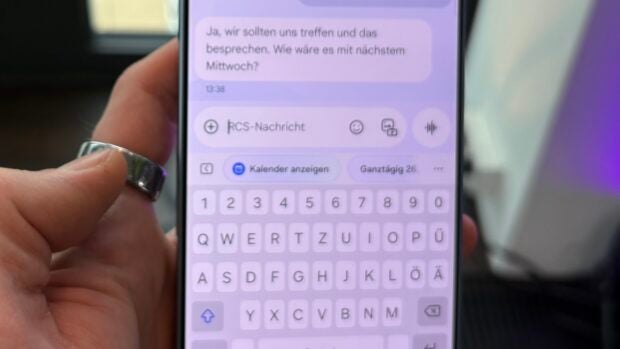 Ein Hand hält ein Smartphone.