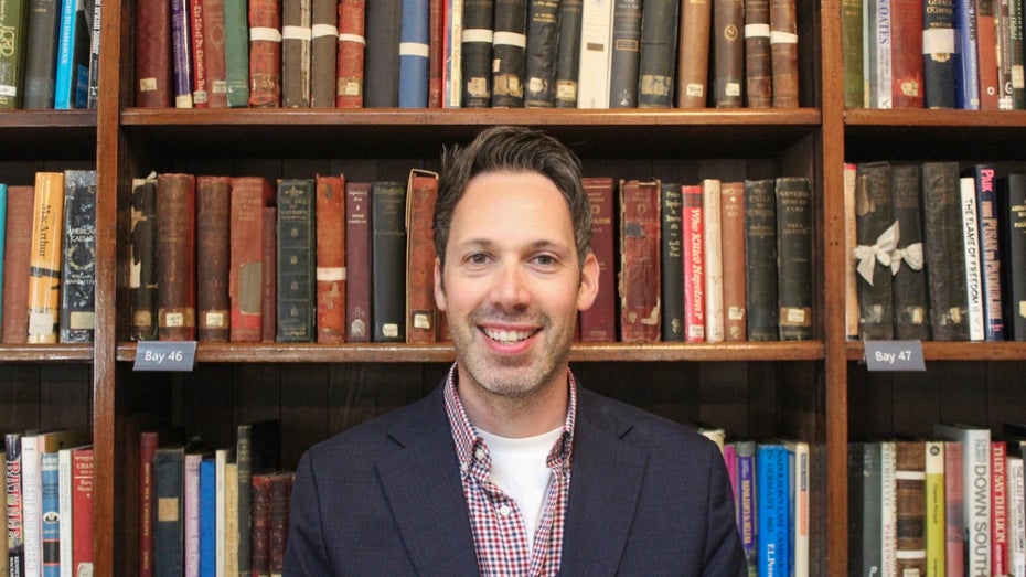 Sozialpsychologe erklärt: Mit diesen Techniken holst du Menschen aus der Verschwörung zurück in die Realität