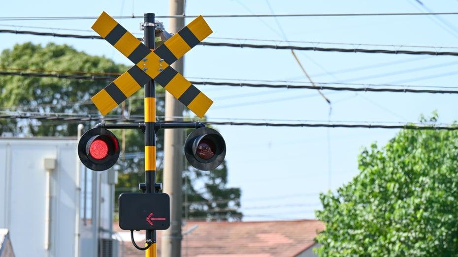 Beinahe-Katastrophe in Texas: Tesla beschleunigt trotz herannahendem Zug