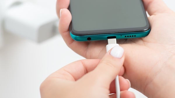 Smartphone laden: Warum du immer zuerst den Adapter einstecken solltest