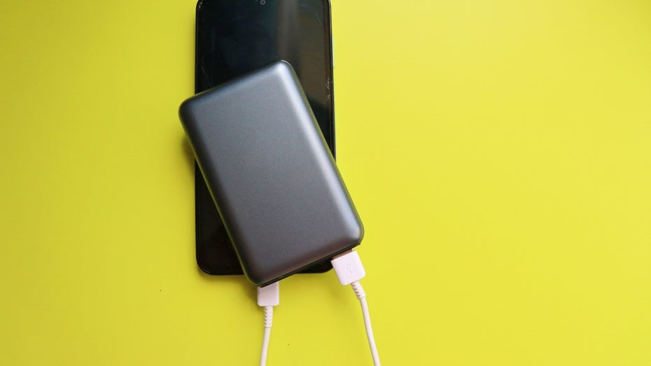 Mit Powerbank verreisen: Auf diese Regeln müsst ihr im Flugzeug achten