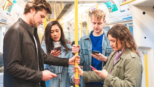 Ohne Kopfhörer in Bus und Bahn: Das steckt wirklich hinter dem Loudcasting-Phänomen