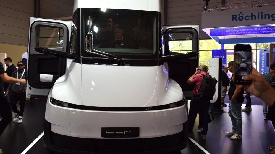 Aufgeräumtes Cockpit, billiges Plastik: So fährt sich der Tesla Semi wirklich