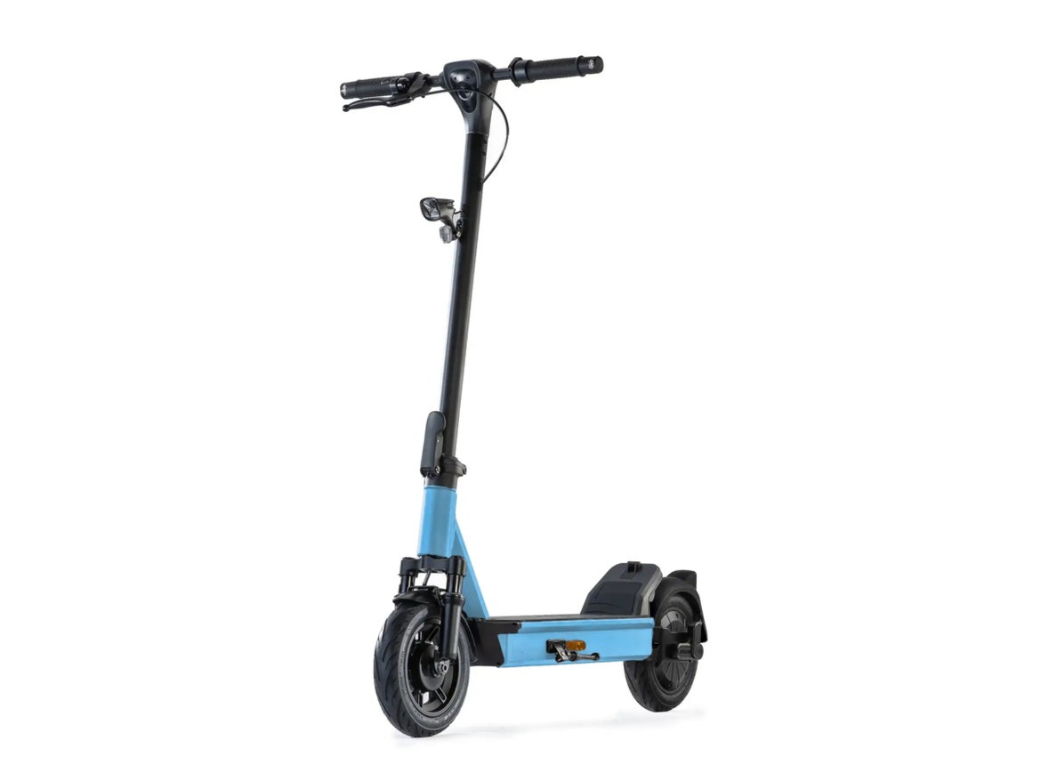 Hellblau-schwarzer E-Scooter mit Federgabel, Luftreifen und Frontscheinwerfer, freigestellt vor weißem Hintergrund.