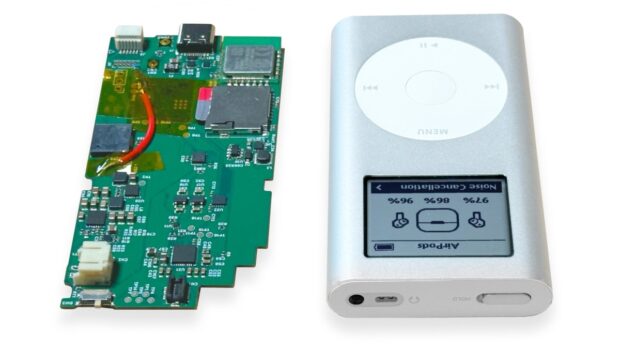 Mainboard neben einem iPod auf weißer Fläche.