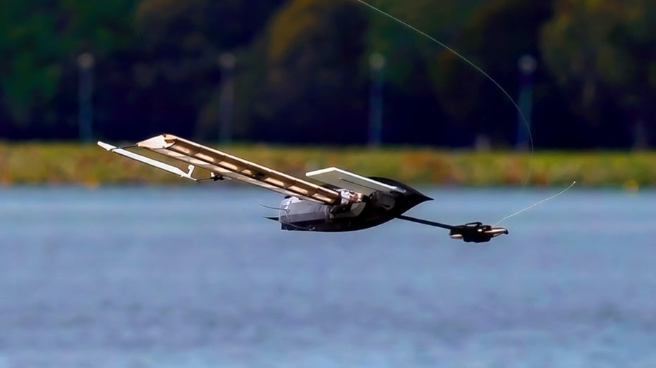 Dieser Roboter fällt vom Himmel und wird zum Segelboot
