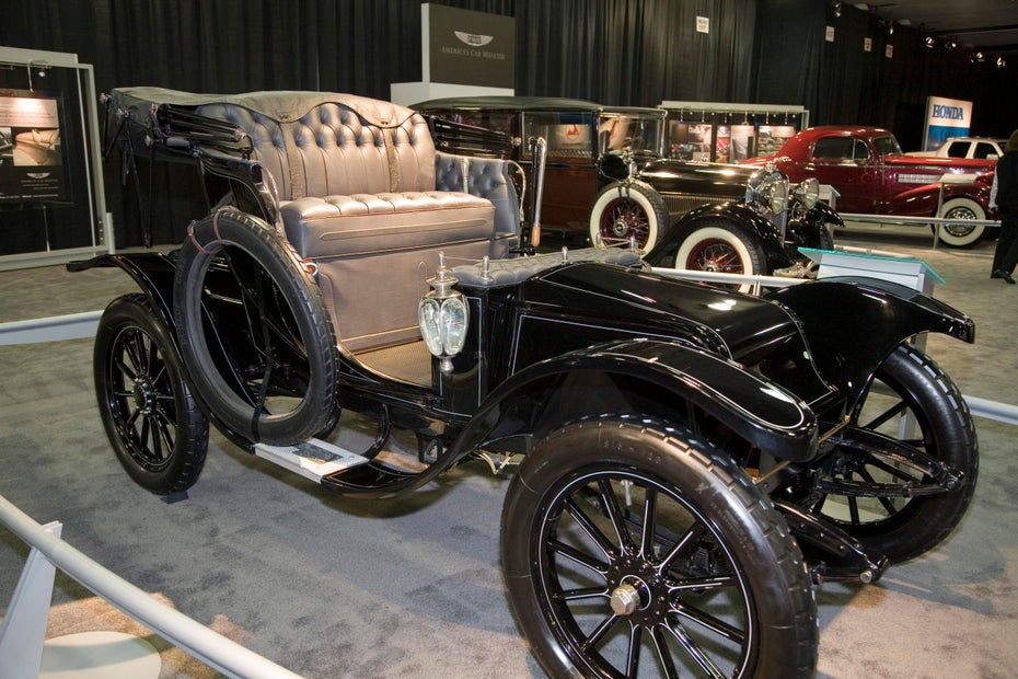 Der 1912 Standard Electric Roadster der Detroit Electric Car Company in einem Ausstellungsraum