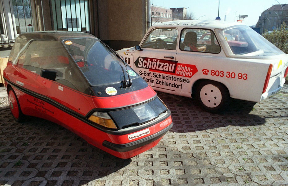Als Elektrotrabbi präsentiert sich 1991 die "Rennpappe" am Institut für Elektronik der TU Berlin, ein kleines rotes Fahrzeug.