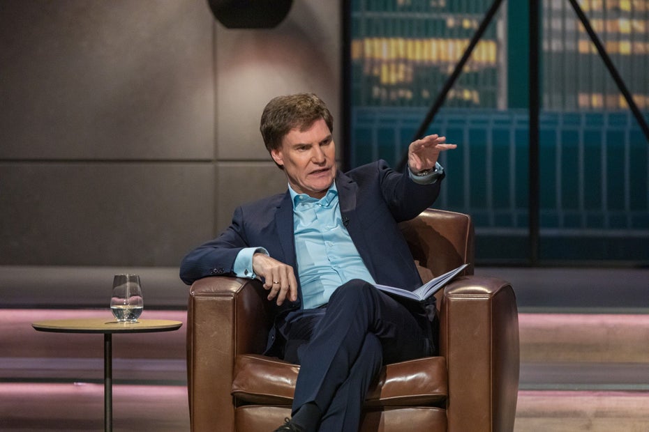 Der „Die Höhle der Löwen“-Juror Carsten Maschmeyer sitzt auf einem Sessel. (Foto: RTL / Bernd-Michael Maurer)