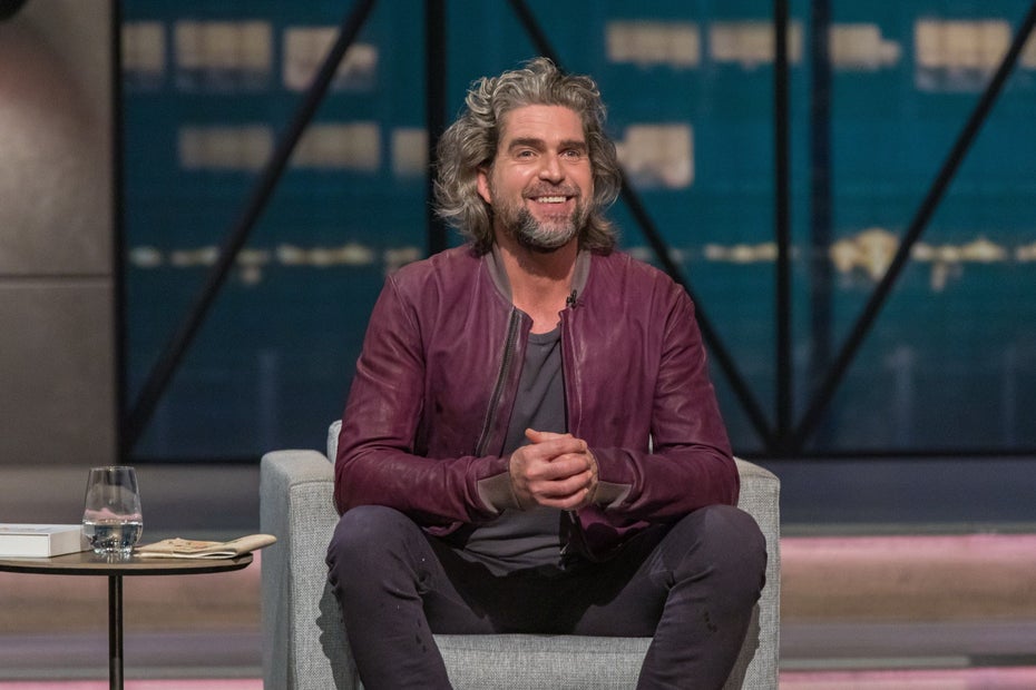 Der „Die Höhle der Löwen“-Juror Nils Glagau sitzt auf einem Sessel. (Foto: RTL / Bernd-Michael Maurer)