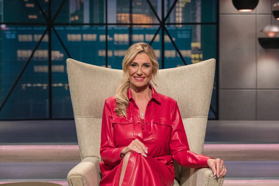 Die „Die Höhle der Löwen“-Jurorin Dagmar Wöhrl sitzt auf einem Sessel. (Foto: RTL / Bernd-Michael Maurer)