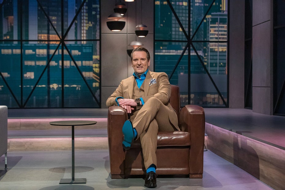 Der „Die Höhle der Löwen“-Juror Ralf Dümmel sitzt auf einem Sessel. (Foto: RTL / Bernd-Michael Maurer)