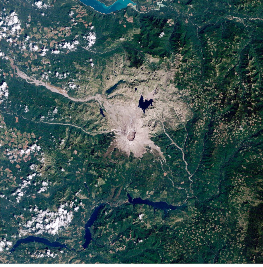 Mittig in der Satelliten-Aufnahme ist der grau-braune Mount St. Helens und die ihn umgebende Vulkanlandschaft zu sehen.