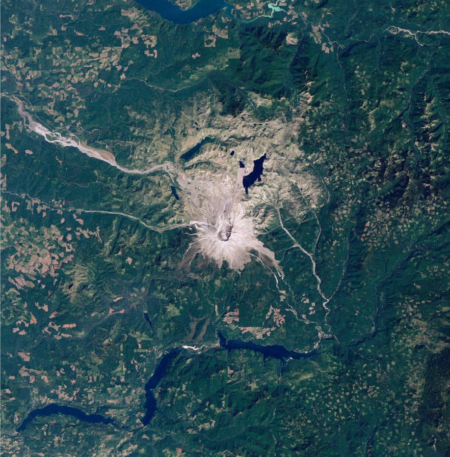 Die Landschaft um den Mount St. Helens ist in nächster Nähe noch grau-braun, größtenteils ist die Umgebung jedoch grün.