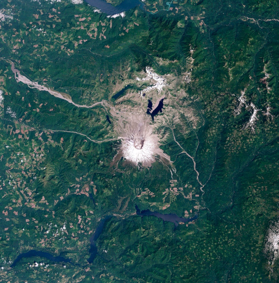 Eine Satelliten-Aufnahme zeigt den Mount St. Helens und seine Umgebung.