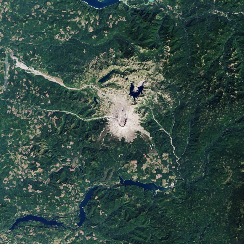 Eine Satelliten-Aufnahme zeigt den Mount St. Helens und seine Umgebung.