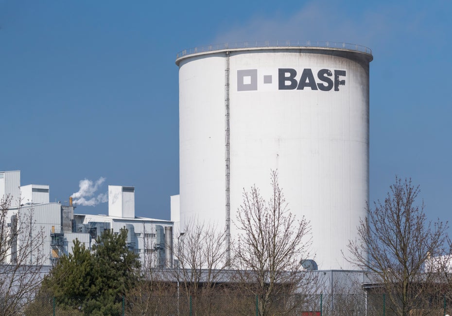 Ein weißer Wasserturm mit Basf-Logo ist zu sehen.