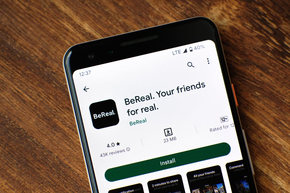 Die BeReal-App wird im Google-Play-Store auf einem Android-Smartphone angezeigt.