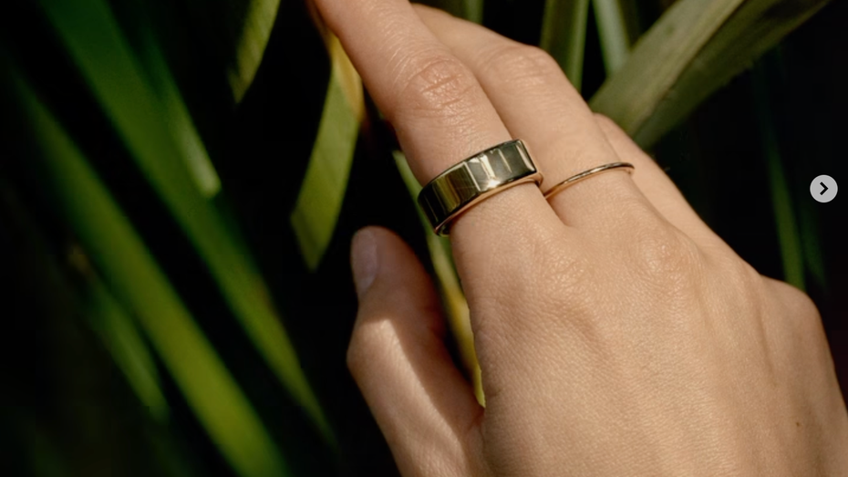 Der Oura Ring misst körperliche Aktivität über den Finger