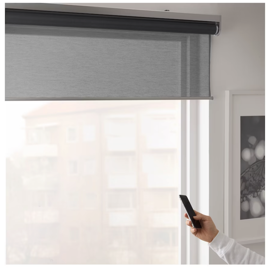 Ein graues Rollo wird per handy gesteuert